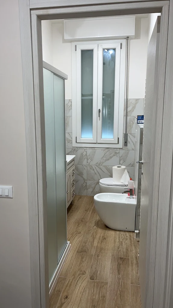 Bagno ristrutturato con rivestimenti su misura