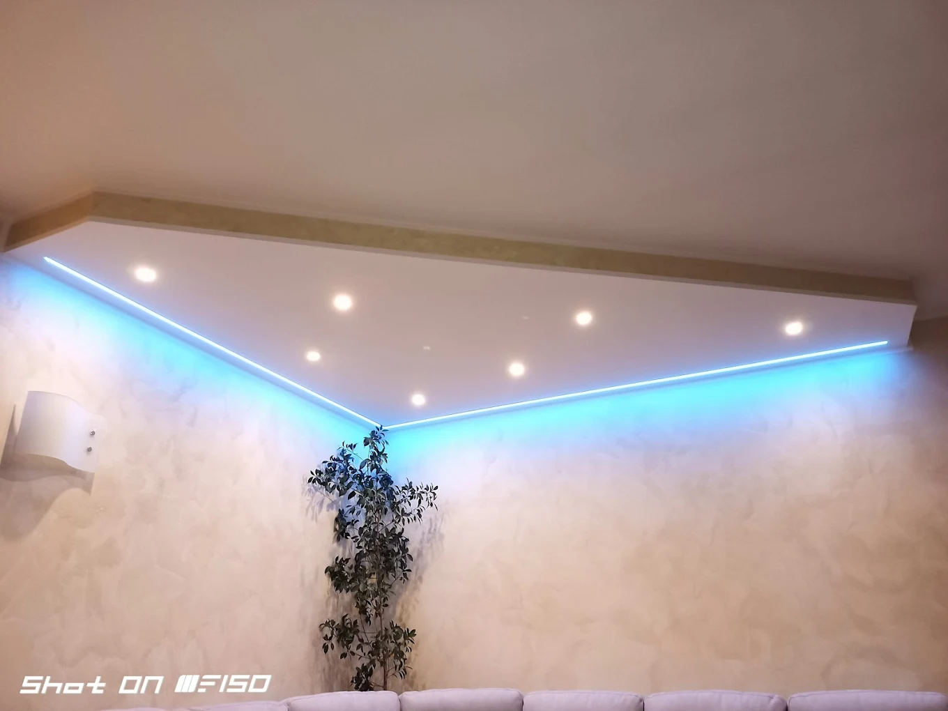 Zona giorno con controsoffitto e illuminazione integrata